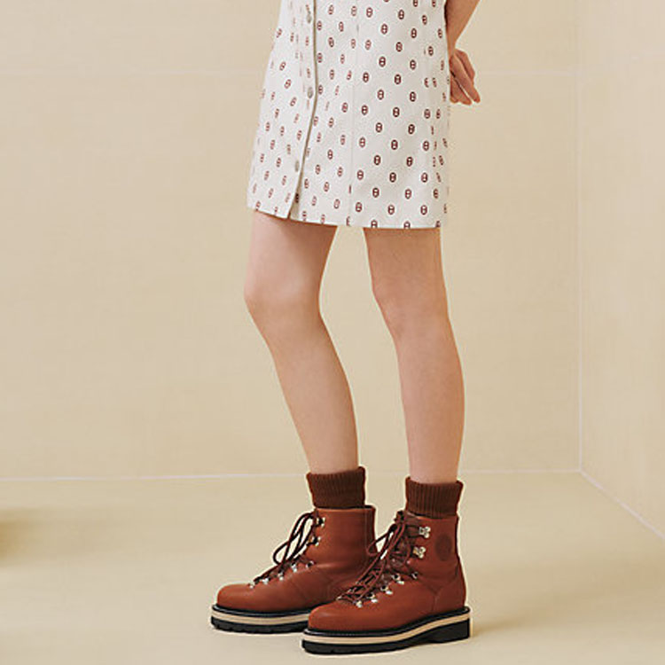 Sizing (W) 에르메스 FW24 슬림핏 반팔 드레스 올오버 프린트 멀티컬러. H4H0551D3HW