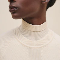 Shop (W) 에르메스 FW24 화이트 롱슬리브 미디 드레스, 리브드 터틀넥 디테일 포함. H4H2528D1A3
