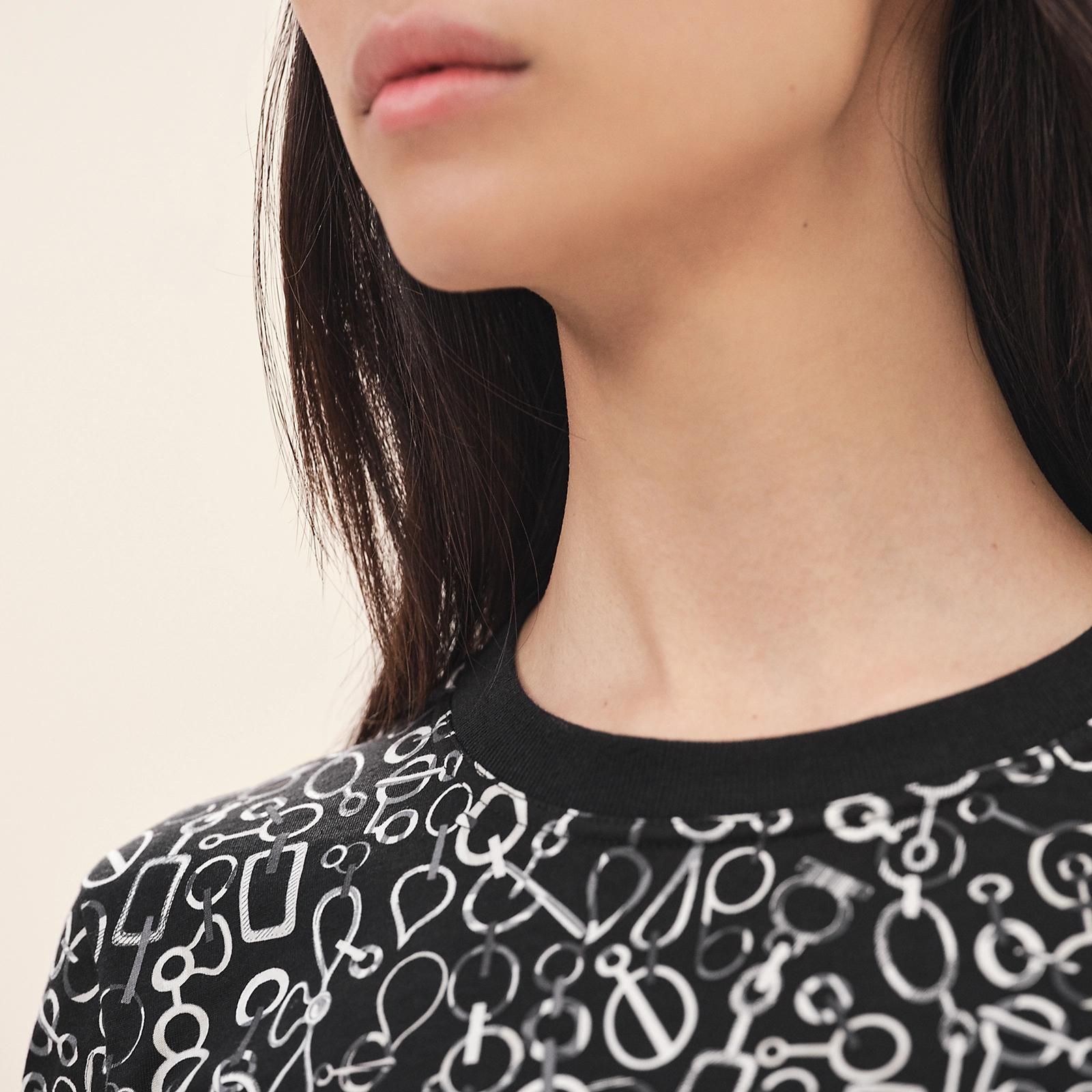 Shop (W) HERMES Baju-T Hitam Lengan Pendek Cetakan Grafik Krew Leher FW23. H3H4624DR02