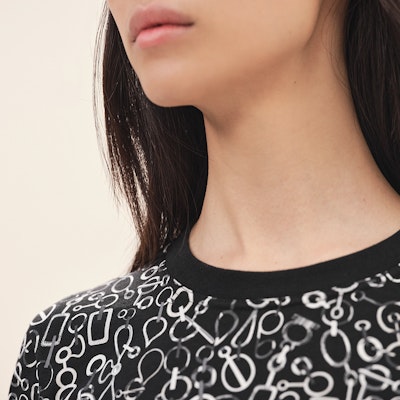 (W) HERMES Baju-T Hitam Lengan Pendek Cetakan Grafik Krew Leher FW23. H3H4624DR02 Shop (W) HERMES Baju-T Hitam Lengan Pendek Cetakan Grafik Krew Leher FW23. H3H4624DR02