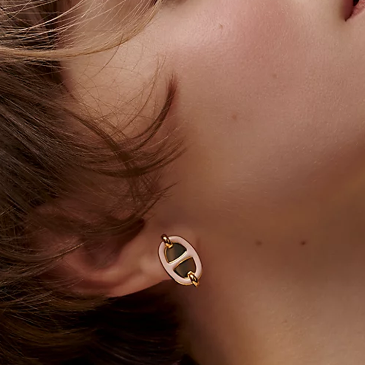 Lookbook (W) HERMES 金色女性金屬電鍍耳環 (附Logo字母設計)。 H100052FE