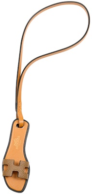 (W) 에르메스 오란 나노 브라운 로고 엠보 슬리퍼 스타일 참 액세서리 D0ORANTAG Order (W) 에르메스 오란 나노 브라운 로고 엠보 슬리퍼 스타일 참 액세서리 D0ORANTAG