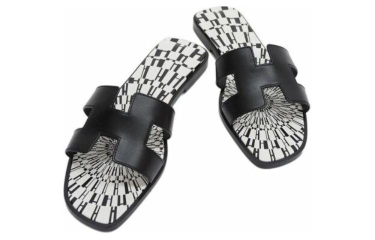 Shop HERMES愛馬仕 Oran 小牛皮 平跟套腳 時尚涼拖 女款 黑白