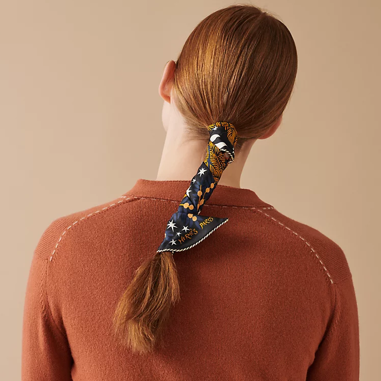 (Women) HERMES Orpheus Charm Baguette Twilly Silk Scarf for Women. H853702S09 圖 3