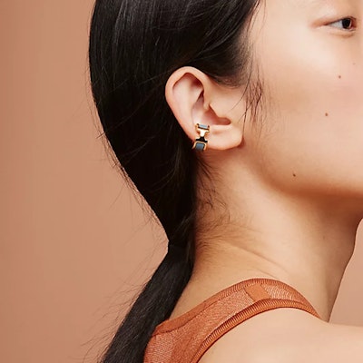 (W) HERMES 銀色鍍鈀金屬Logo扣式耳環. H500177FK18 Lookbook (W) HERMES 銀色鍍鈀金屬Logo扣式耳環. H500177FK18