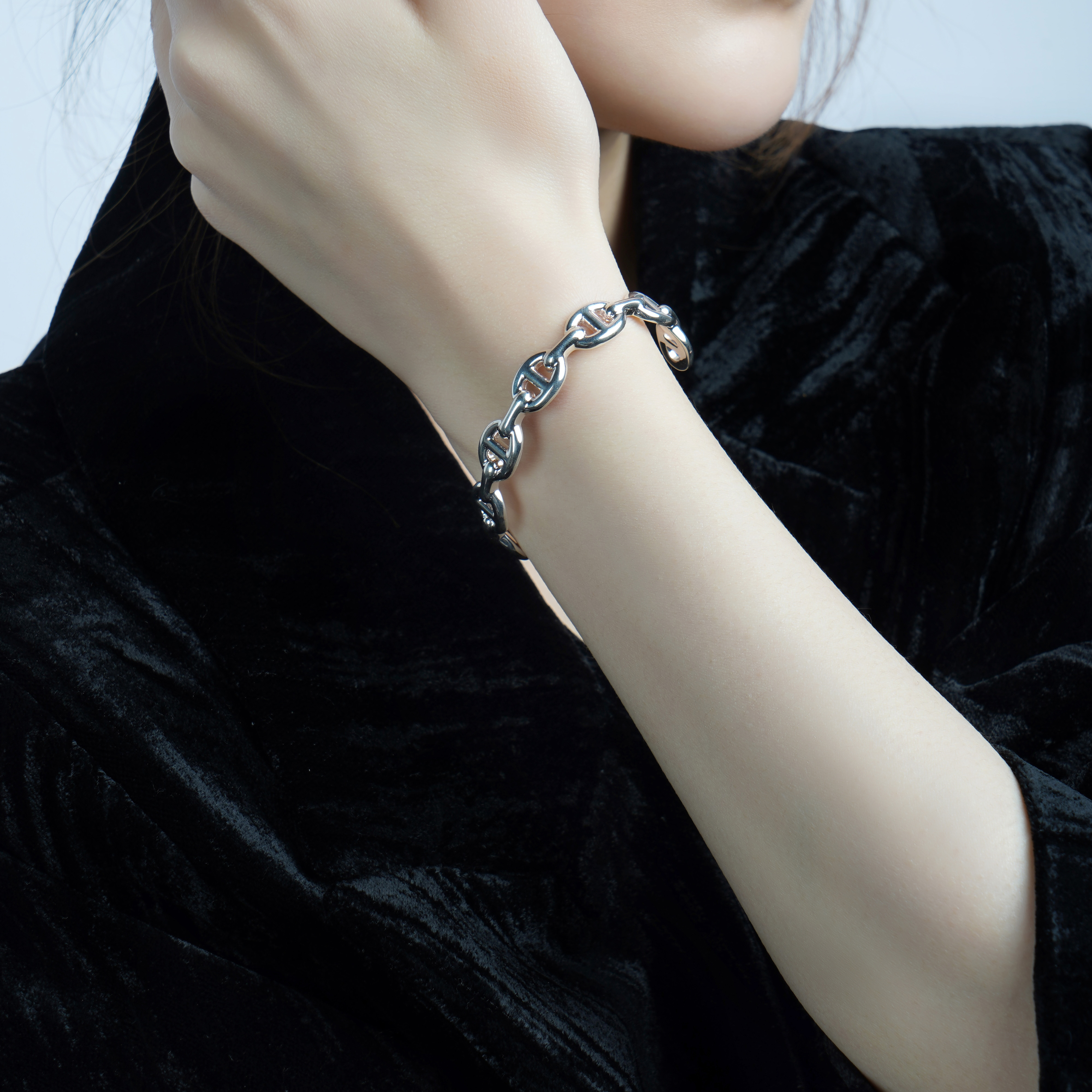 Sizing (W) エルメス レディース用ピッグノーズシルバーブレスレット - ギフトバッグ付属 シルバー。 H109509B-00