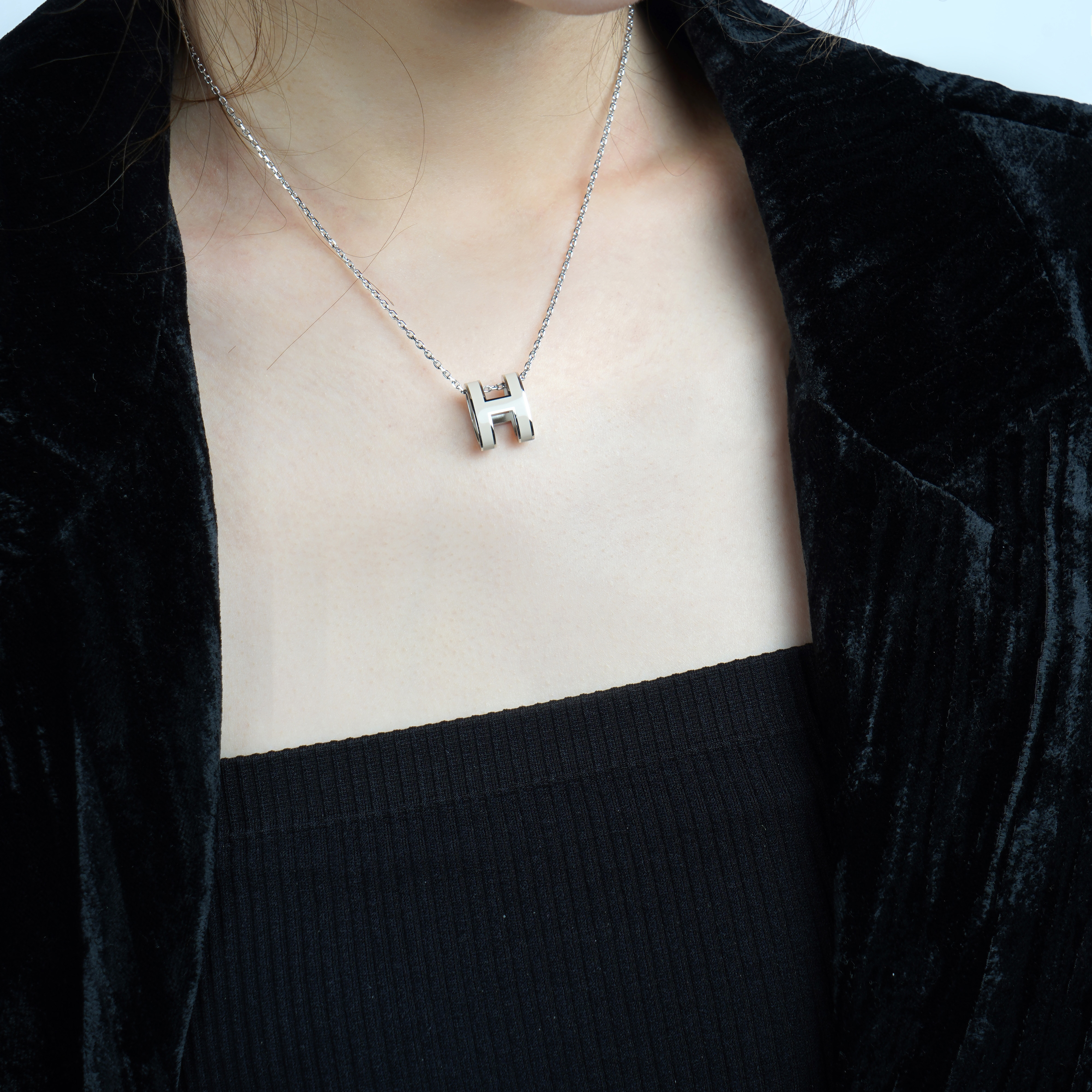 (Women) HERMES Pop H Brown Pendant Metal Necklace for Women Silver Chain H147991-FP55 圖 4