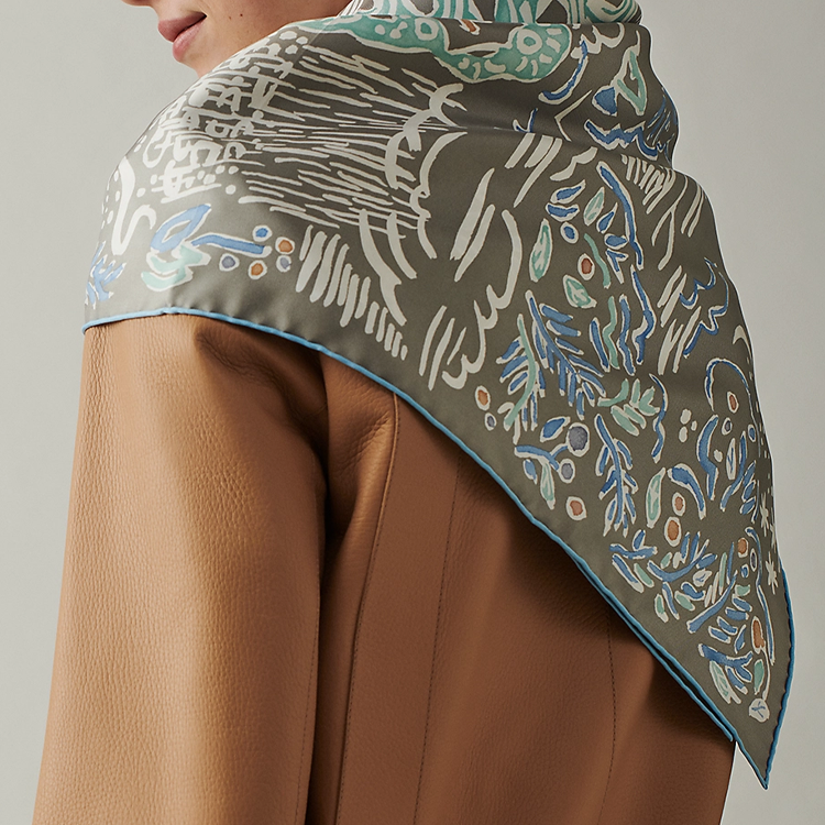 Lookbook (W) HERMES Primavera Pañuelo Seda Twill Gris Claro/Azul Claro/Blanco H003755S-10