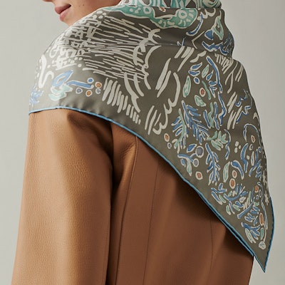 (W) HERMES Primavera Pañuelo Seda Twill Gris Claro/Azul Claro/Blanco H003755S-10 Lookbook (W) HERMES Primavera Pañuelo Seda Twill Gris Claro/Azul Claro/Blanco H003755S-10