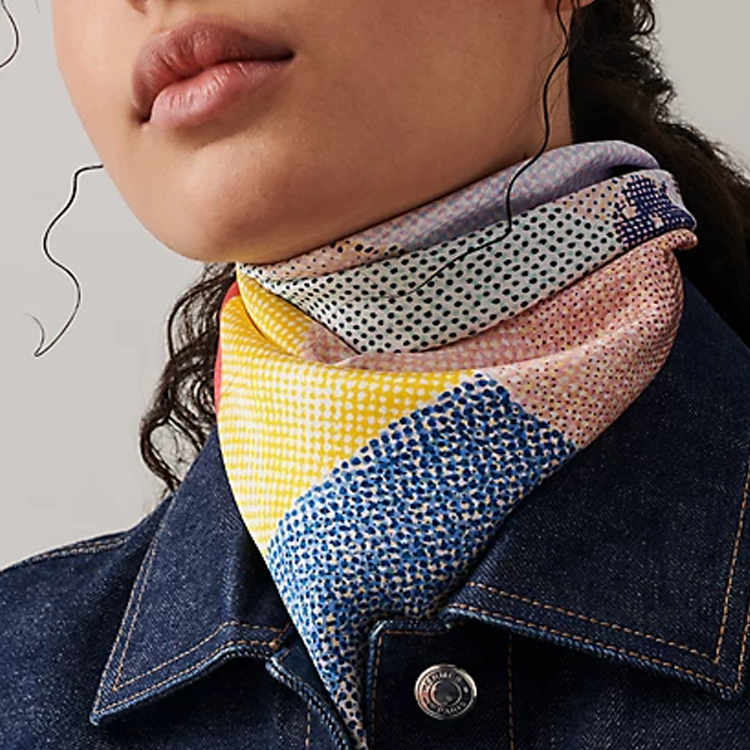 (Women) HERMES Regard de Soie  Silk Scarf with Graphic Design Blue/Rose/Tan H983520S 01 圖 3