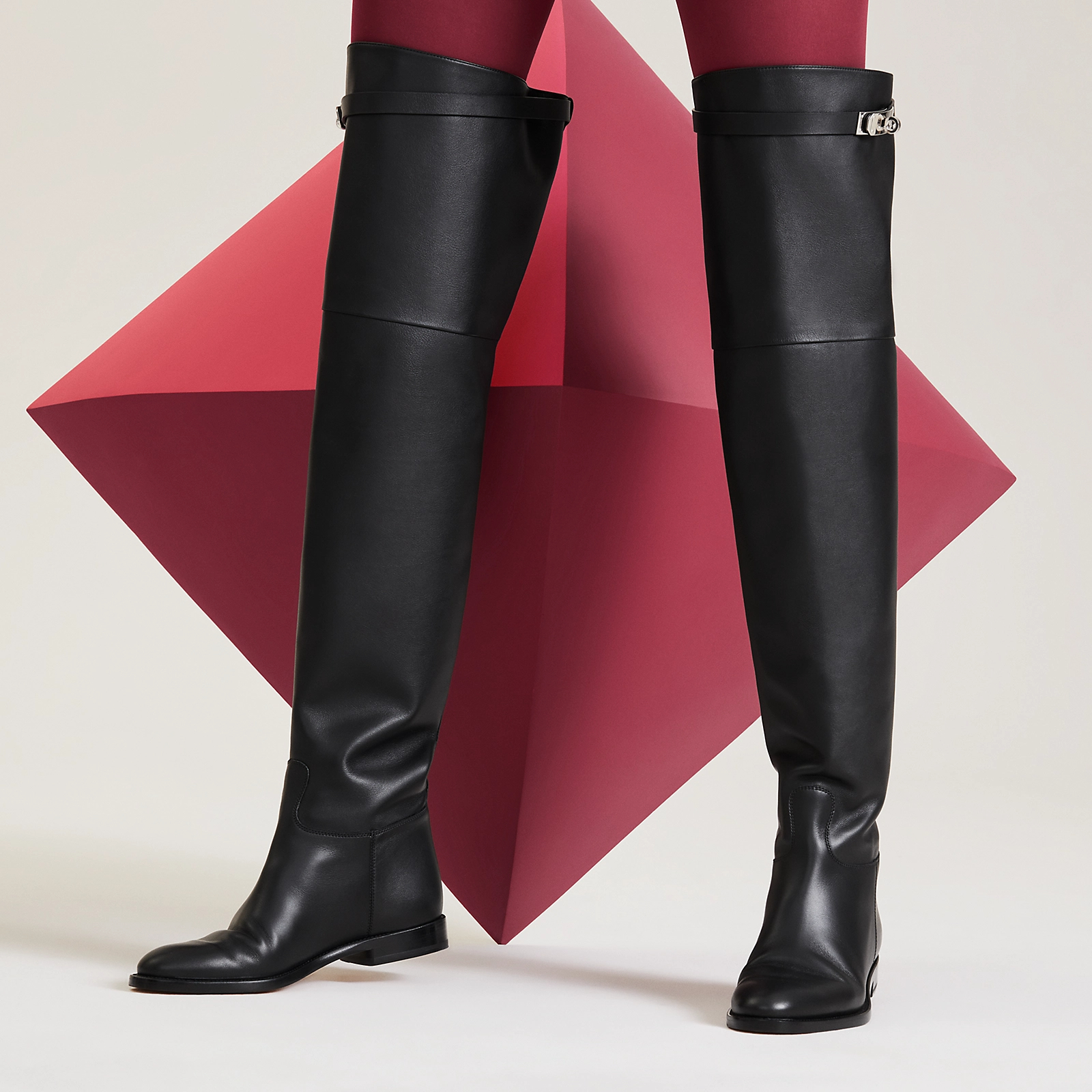 Shop (W) Bottes Plates Rondes au Genou HERMÈS ''Cuir de Veau Noir'' H232069Z-02