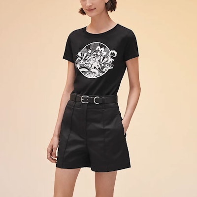 (W) 에르메스 SS22 블랙 그래픽 프린트 반팔 레귤러 티셔츠 H2E4613DU02 Lookbook (W) 에르메스 SS22 블랙 그래픽 프린트 반팔 레귤러 티셔츠 H2E4613DU02