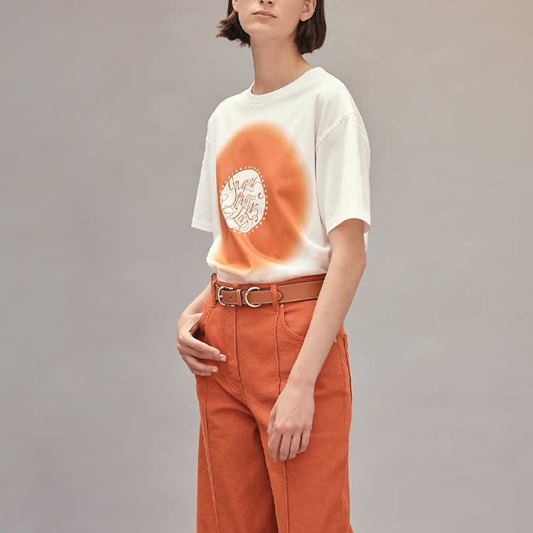 Lookbook (W) HERMES SS22 Baju T Putih Kapas dengan Cetakan Logo Huruf. H2E4618DU90