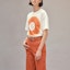 Lookbook (W) HERMES SS22 Baju T Putih Kapas dengan Cetakan Logo Huruf. H2E4618DU90