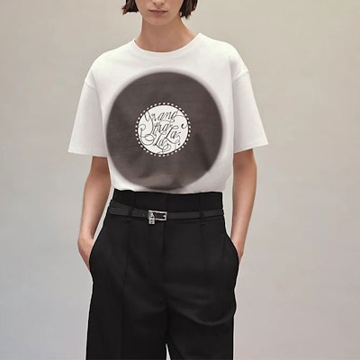 (W) HERMES SS22 Baju-T Putih Cetakan Huruf Lengan Pendek. H2E4618DU02 Shop (W) HERMES SS22 Baju-T Putih Cetakan Huruf Lengan Pendek. H2E4618DU02