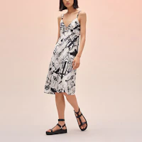 Lookbook (W) 에르메스 SS22 여성 화이트 민소매 미디 드레스 블랙 워터컬러 프린트. H2E0508DW90