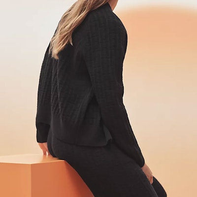 (W) 爱马仕 SS23 黑色羊毛字母图案针织开衫 H3E2713DB02 Purchase (W) 爱马仕 SS23 黑色羊毛字母图案针织开衫 H3E2713DB02