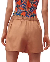 Lookbook (W) HERMES SS23 Celana Pendek Coklat Kasual dengan Logo Gesper Elastis. H3E3410D801