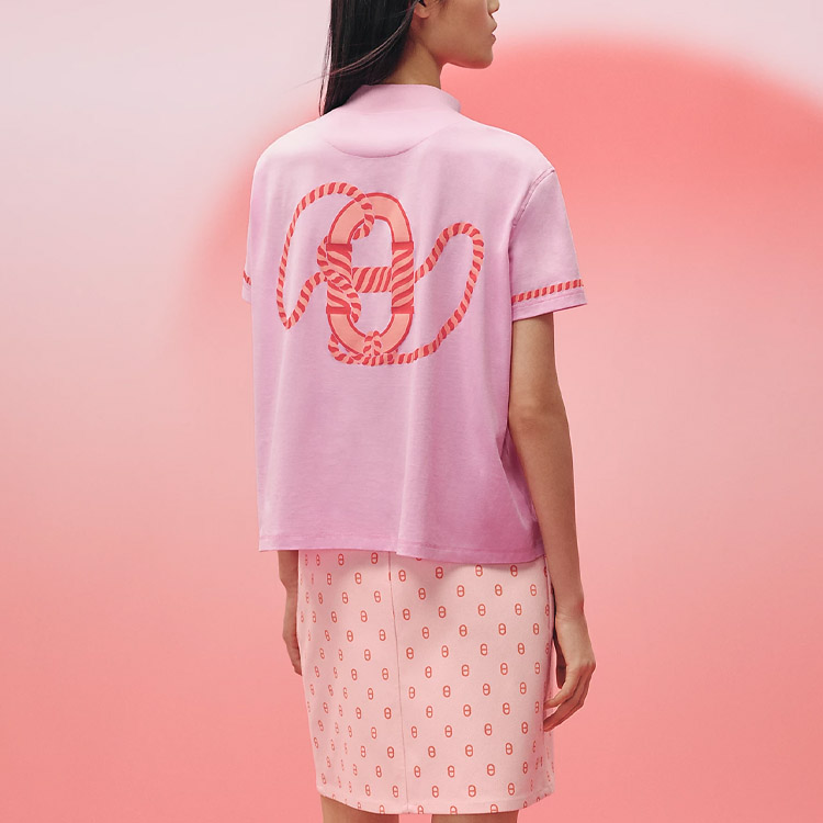 Lookbook (W) HERMES SS23 Kemeja-T Grafik Leher Bulat dalam Warna Merah Jambu Mawar. H3E4621DL7I