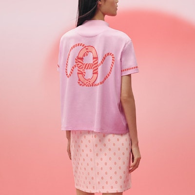 (W) HERMES SS23 Kemeja-T Grafik Leher Bulat dalam Warna Merah Jambu Mawar. H3E4621DL7I Lookbook (W) HERMES SS23 Kemeja-T Grafik Leher Bulat dalam Warna Merah Jambu Mawar. H3E4621DL7I