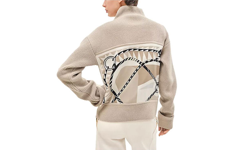 Lookbook (W) 에르메스 SS23 화이트 터틀넥 스웨터 롤업 소매. H3H2823DJB3