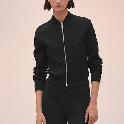 (W) Jaket Zip Jacquard Motif HERMES SS23 Wanita Hitam H2E2201D302 Lookbook (W) Jaket Zip Jacquard Motif HERMES SS23 Wanita Hitam H2E2201D302