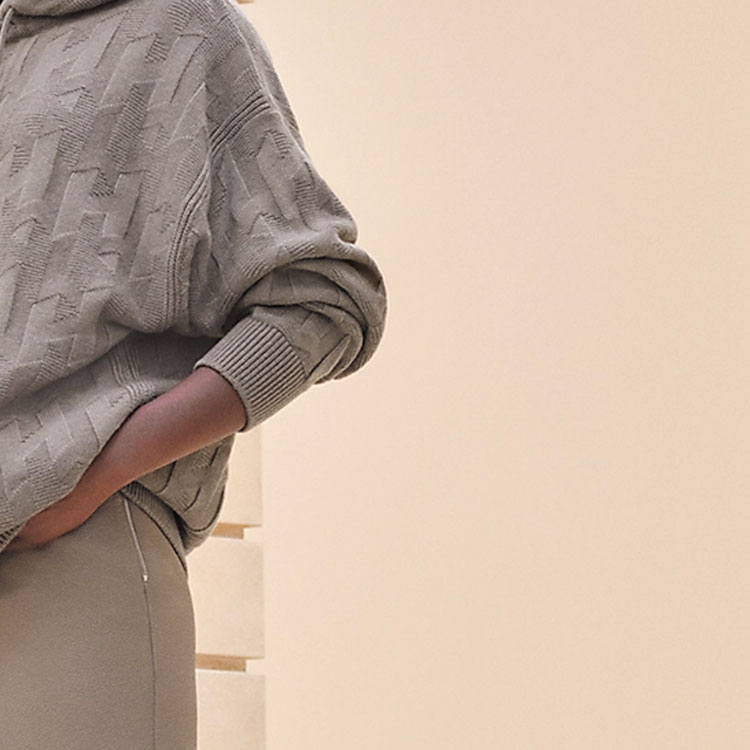 Sizing (W) 에르메스 SS24 그레이 솔리드 컬러 니트 풀오버 후디. H4E2623D3DK