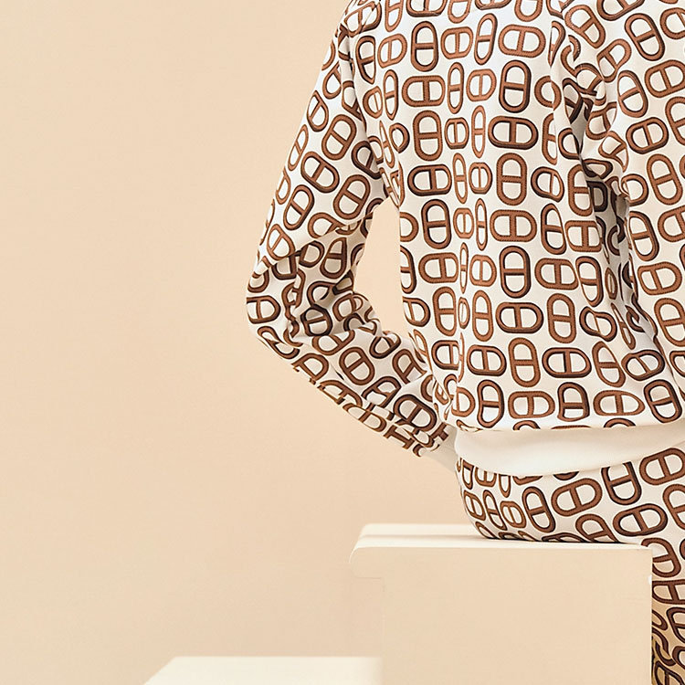 Sizing (W) HERMES SS24 Baju Lengan Panjang Logo Coklat Kastanye. H4E4648DD1W