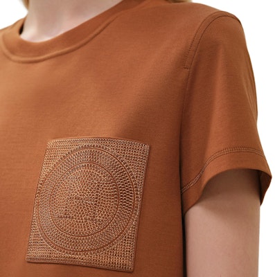 (W) HERMES SS25 Musim Semi Musim Panas Kaos Crewneck Coklat Katun. H4H4615DA1W Shop (W) HERMES SS25 Musim Semi Musim Panas Kaos Crewneck Coklat Katun. H4H4615DA1W