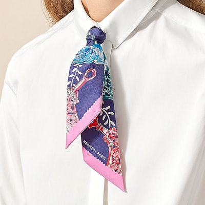 (W) 爱马仕 Twilly 马镫印花靛蓝色丝巾丝带 H06350S-08 Lookbook (W) 爱马仕 Twilly 马镫印花靛蓝色丝巾丝带 H06350S-08