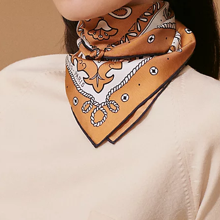 (Women) HERMES Women’s Beige Silk Scarf with Joyful Zoo Bandana Print Design H044100S 02 圖 3