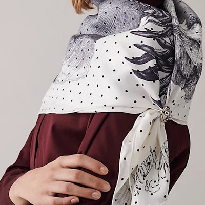 (W) エルメス レディース ラブ フェザー シルク スカーフ グレー ホワイト H003851S Lookbook (W) エルメス レディース ラブ フェザー シルク スカーフ グレー ホワイト H003851S