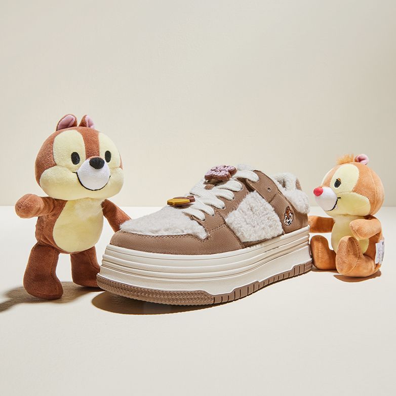 Sizing (W) 핫윈드 디즈니 x 로우탑 스니커 '칩 데일 베이지 브라운' H91W3898
