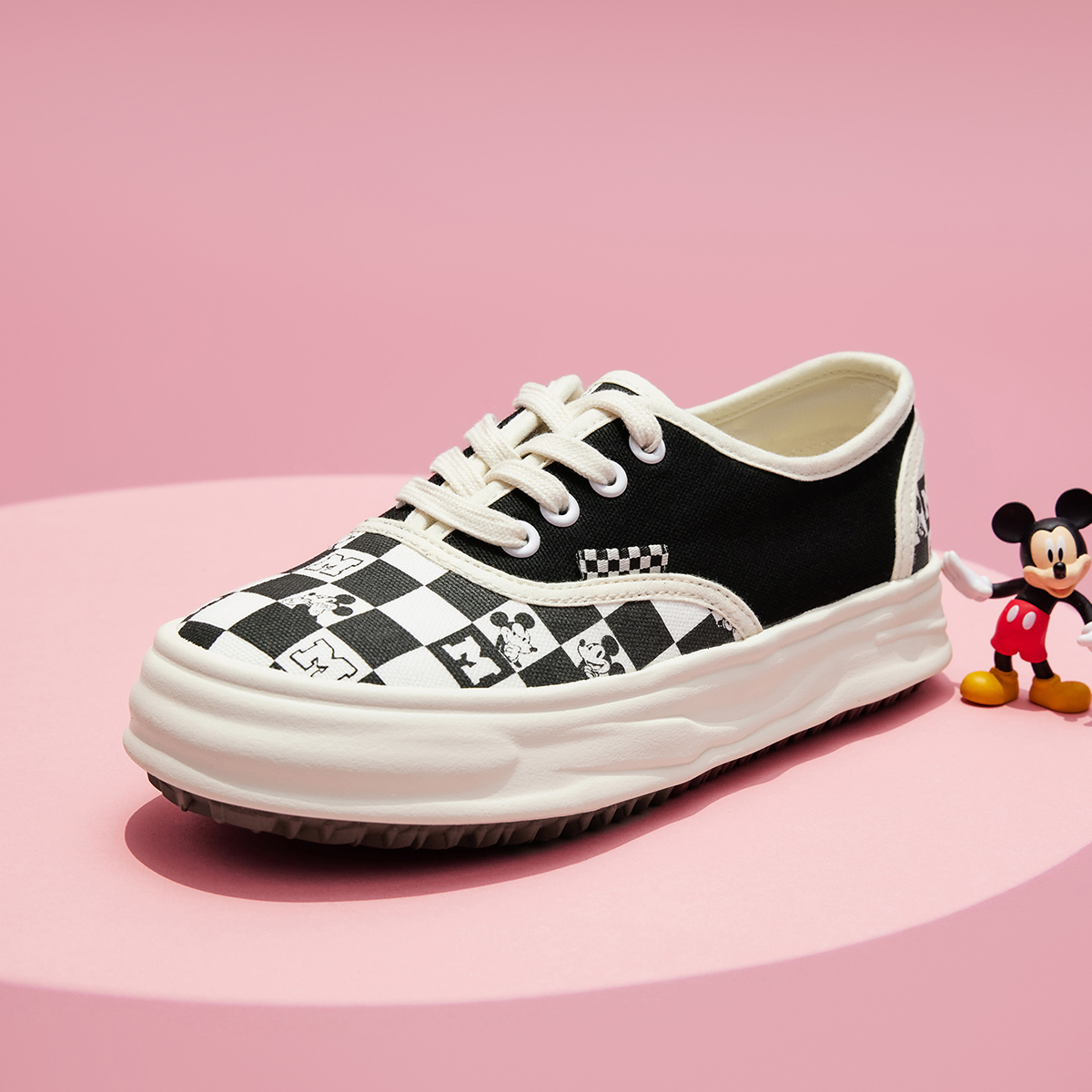 Shop (W) Hotwind 迪士尼米奇系列帆布鞋 '棋盤時尚拼接' 黑白配色 H14W3193