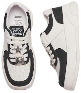 (W) 핫윈드 디즈니 x 토이스토리 로우탑 '블랙 화이트' '딸기 곰' H13W3398 Shop (W) 핫윈드 디즈니 x 토이스토리 로우탑 '블랙 화이트' '딸기 곰' H13W3398