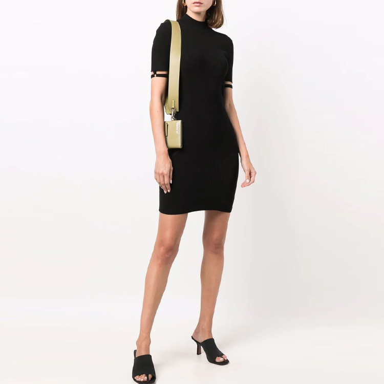 Lookbook (W) Jacquemus Dress Hitam Lengan Pendek dengan Detail Tali Lengan. 213KN67213201990