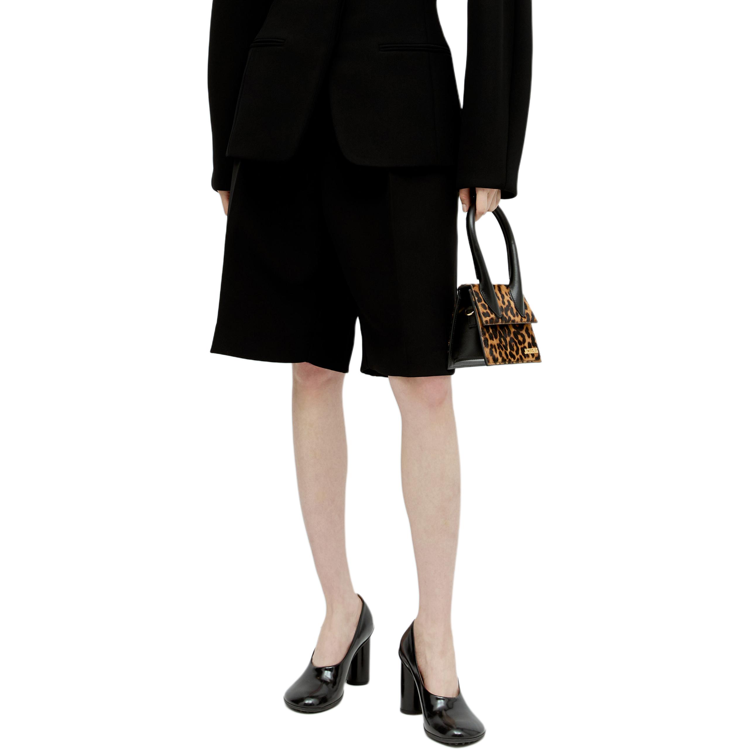 (Women) Jacquemus  Black Solid Zip Pocket Mid-Rise Casual Shorts. 24E241PA081-1526990