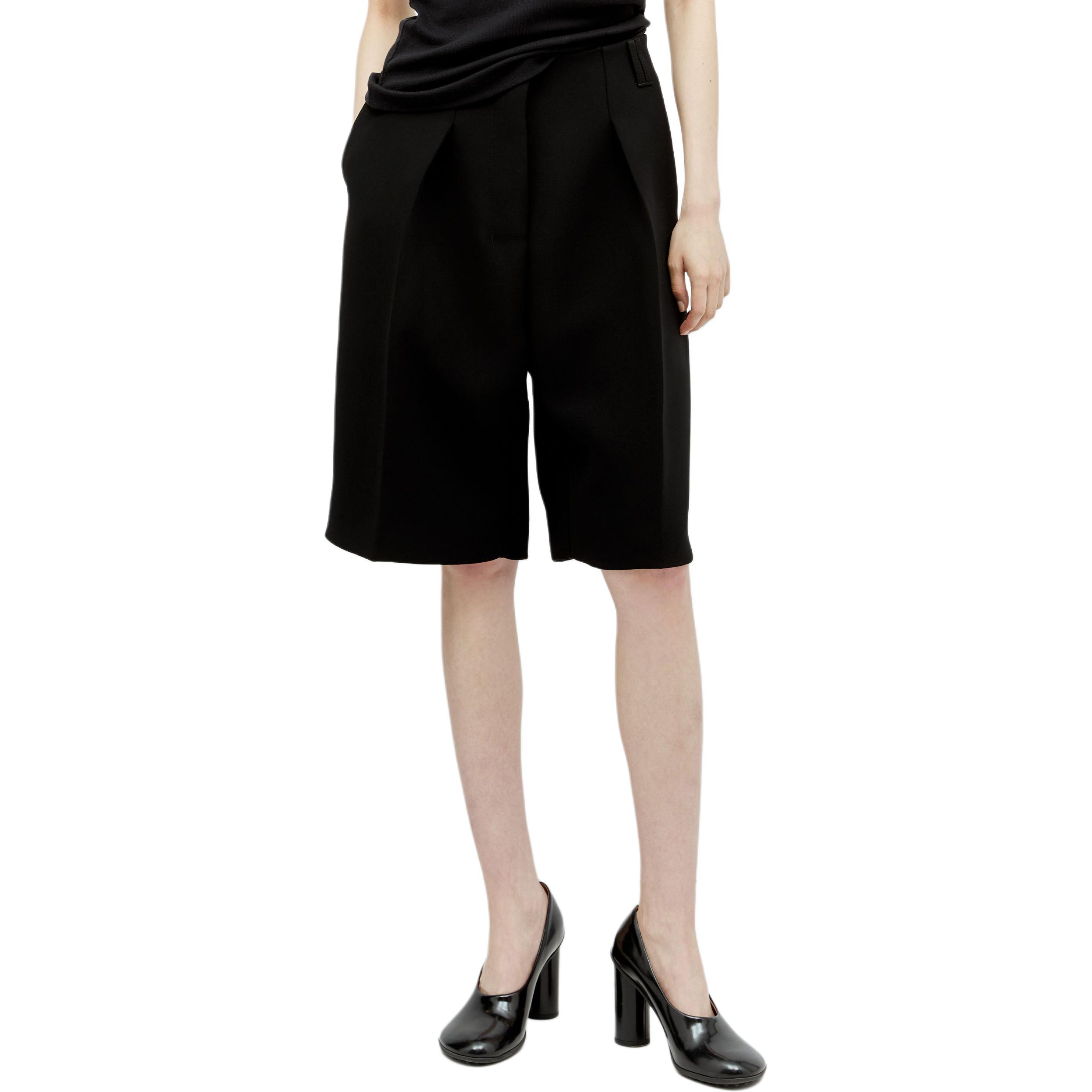 Lookbook (W) Jacquemus Celana Pendek Kasual Hitam Mid-Rise dengan Saku Resleting. 24E241PA081-1526990