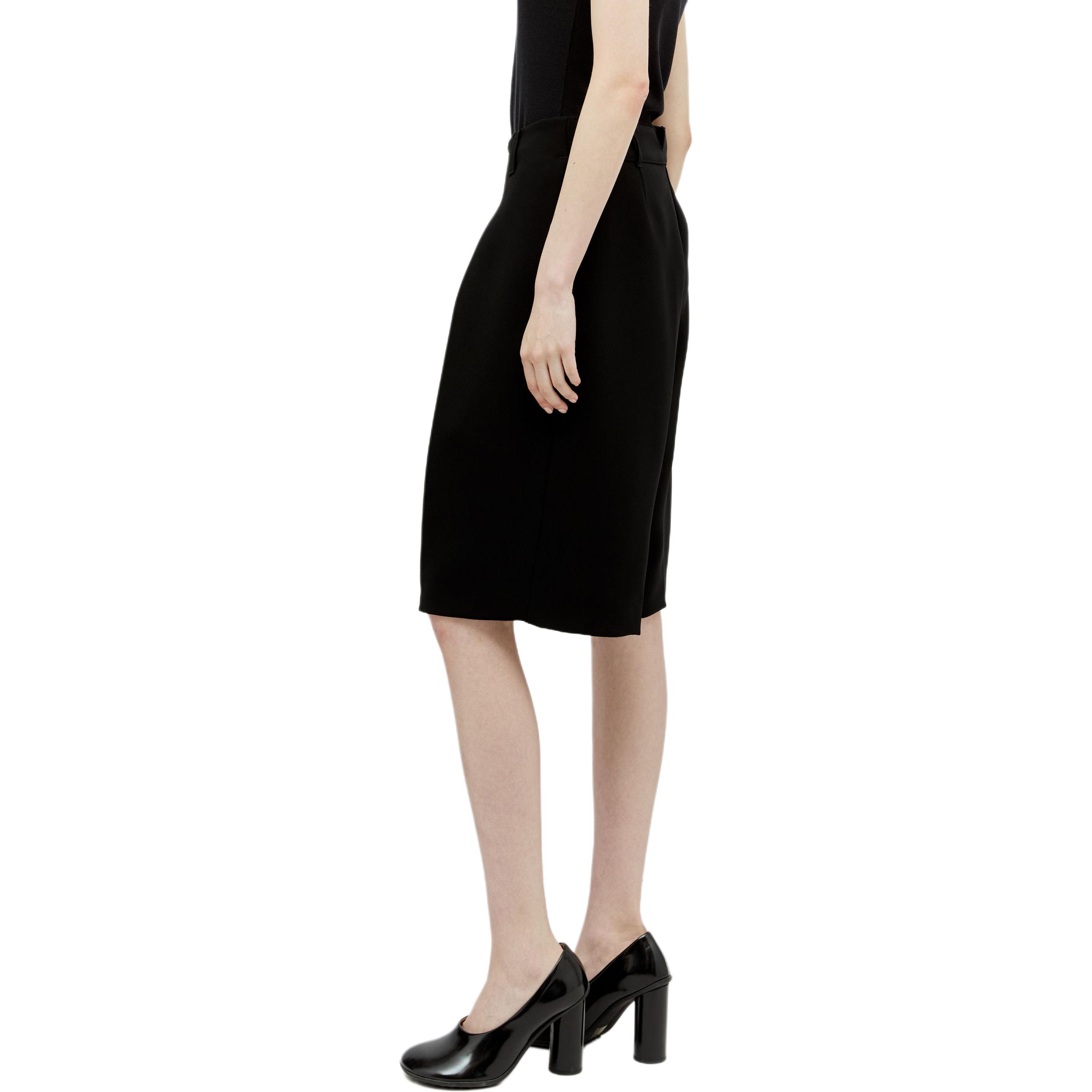 Purchase (W) Jacquemus Celana Pendek Kasual Hitam Mid-Rise dengan Saku Resleting. 24E241PA081-1526990