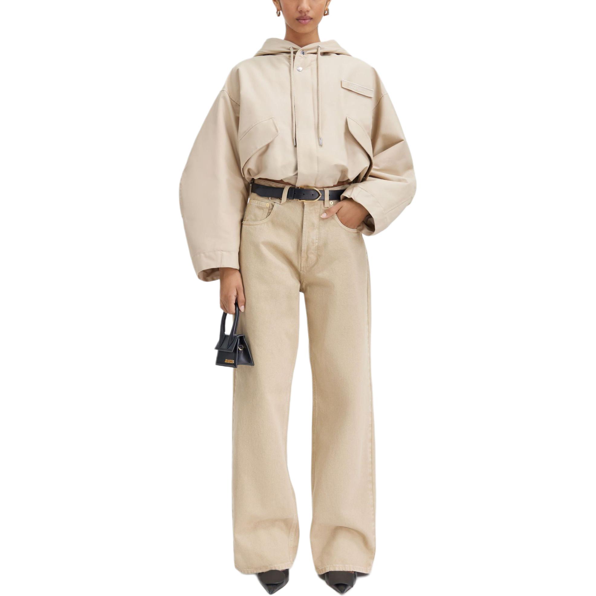 Lookbook (W) Jacquemus Jaket Hoodie Crop Logo Patch Coklat Muda. 241CO058-1517-150