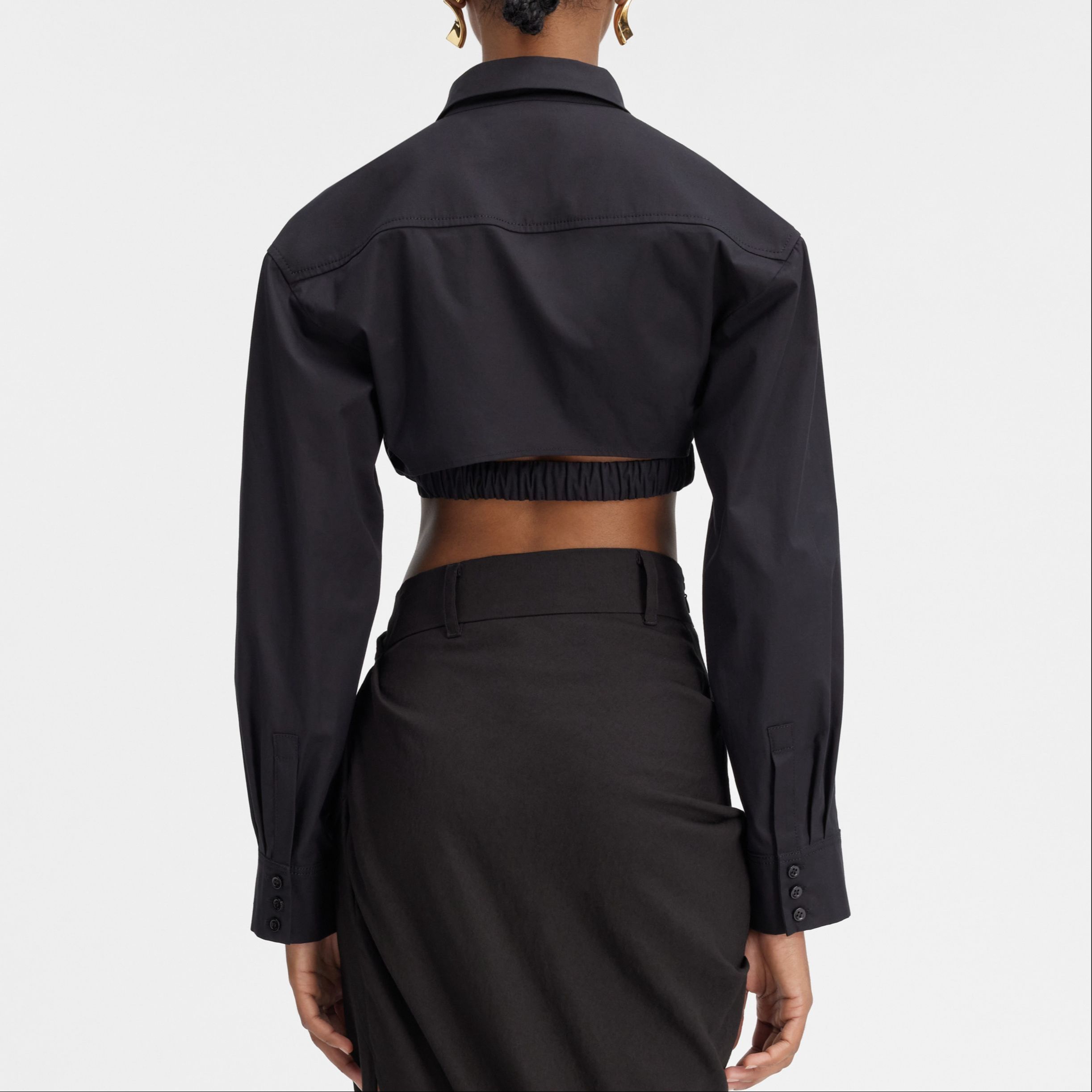 Shop (W) Jacquemus Twisted Oversized Long Sleeve Cropped Shirt Wanita Hitam. 233SH042-1452-990