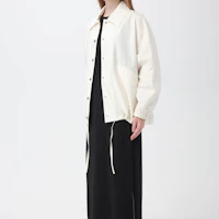 Details for (W) JIL SANDER FW22 極簡白色單排扣外套背面Logo。 J04AM0001J45063-103