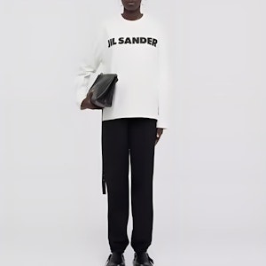 (W) JIL SANDER FW23 白色印字長袖圓領T恤。 J02GC0107J45047 Lookbook (W) JIL SANDER FW23 白色印字長袖圓領T恤。 J02GC0107J45047