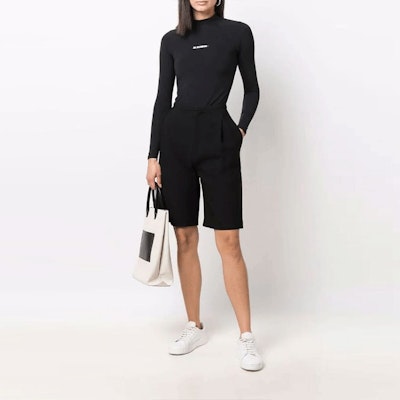 (W) JIL SANDER SS22 Polo Lengan Panjang Hitam dengan Logo dan Jahitan Detil. JPPU7835-20WU478-008 Lookbook (W) JIL SANDER SS22 Polo Lengan Panjang Hitam dengan Logo dan Jahitan Detil. JPPU7835-20WU478-008