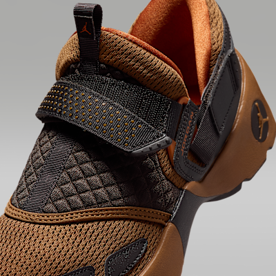 Sizing (Women) Jordan Trunner LX Light British Tan/Reflective Silver/White/Desert Orange HQ2164-200