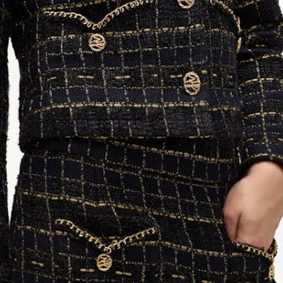 (W) KARL LAGERFELD Jaket Plaid Hitam Emas Klasik Lengan Panjang Pendek. E41W1512 Sizing (W) KARL LAGERFELD Jaket Plaid Hitam Emas Klasik Lengan Panjang Pendek. E41W1512