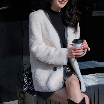 (W) 卡尔拉格斐双排扣中长款大衣带条纹装饰。 227L1904 Shop (W) 卡尔拉格斐双排扣中长款大衣带条纹装饰。 227L1904