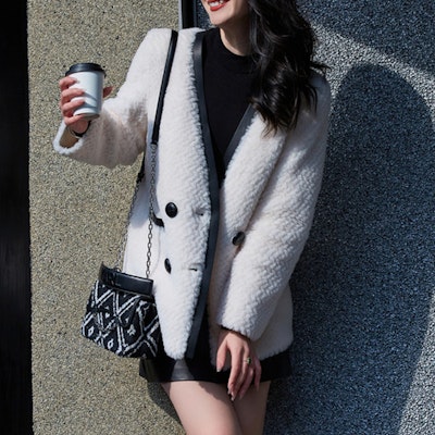 (W) 卡尔拉格斐双排扣中长款大衣带条纹装饰。 227L1904 Purchase (W) 卡尔拉格斐双排扣中长款大衣带条纹装饰。 227L1904