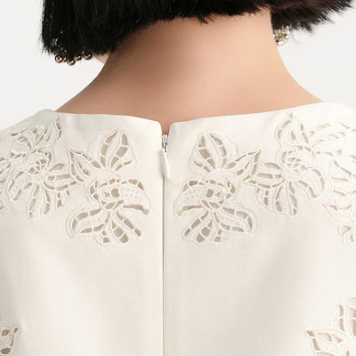 (W) KARL LAGERFELD Putih Slim-Fit Pola Hollow Kaos Lengan Pendek 231L1393 1