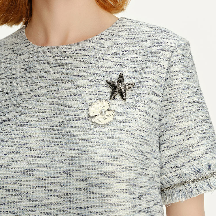 Sizing (W) KARL LAGERFELD Gaun Pendek Tweed Bergaris Putih Lengan Pendek. 241L1319